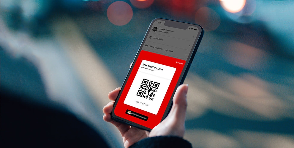 Eine Hand hält ein Smartphone, das die geöffnete Kundenkarte von MediaMarktSaturn zeigt